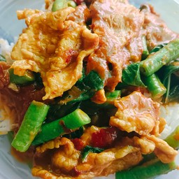 พริกแกงหมูราดข้าว