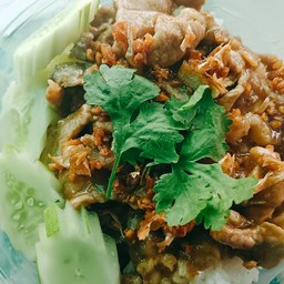 หมูกระเทียมราดข้าว