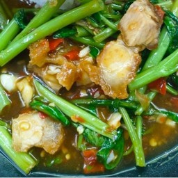 ผัดผักบุ้งหมูกรอบ(เป็นกับข้าว)