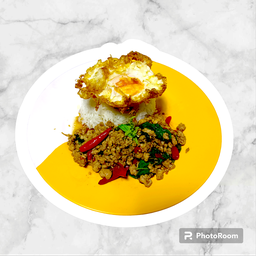กระเพราไก่สับ + ไข่ดาว