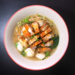 ก๋วยเตี๋ยวน้ำใสหมูกรอบ