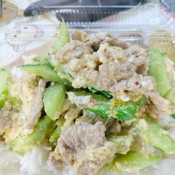 แตงกวาผัดใส่ไข่