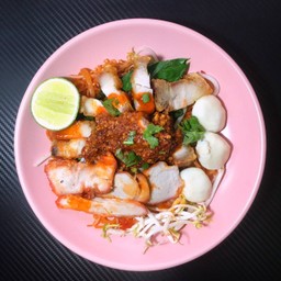 ก๋วยเตี๋ยวต้มยำแห้งหมูกรอบ&หมูแดง
