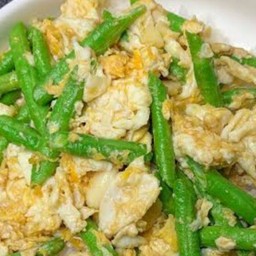 ถัวฝักยาวผัดไข่ราดข้าว