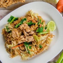 ผัดมาม่า Stir-fried Soy sauce with mama