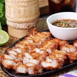 ข้าวหมูสามชั้นทอดน้ำปลา+น้ำจิ้มแจ่ว