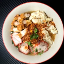 บะหมี่เกี๊ยวต้มยำหมูแดง&หมูกรอบ