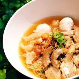 ก๋วยเตี๋ยวซี่โครงหมูตุ๋น