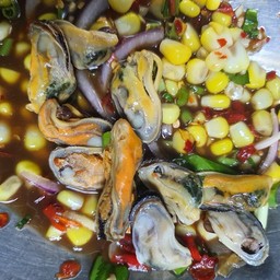 ยำหอยแมลงภู่ข้าวโพด