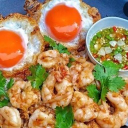 ข้าวราด กุ้งกระเทียม+ ไข่ดาว(ไข่ไก่) 1 ฟอง