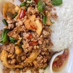 ข้าวกะเพราหมูสับ กากหมู เดอะเบสสส