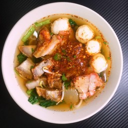 เกาเหลาต้มยำ หมูกรอบ&หมูแดง