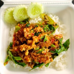 ข้าวราดผัดพริกแกงวุ้นเส้นหมูหรือไก่(โปรดระบุ)