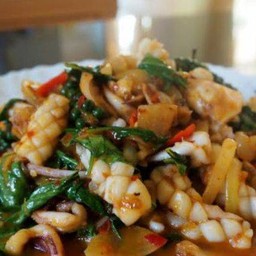 ผัดน้ำพริกเผาราดข้าว