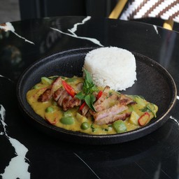 ข้าวแกงเขียวหวาน คอหมูย่าง