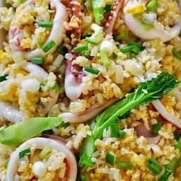 ข้าวผัดปลาหมึก