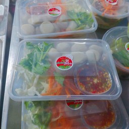 ยำลูกชิ้นปลา  (น้ำยำเผ็ด )