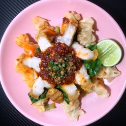 เกี๊ยวต้มยำหมูกรอบ