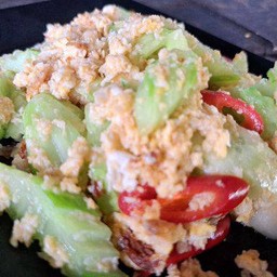 แตงกวาผัดไข่