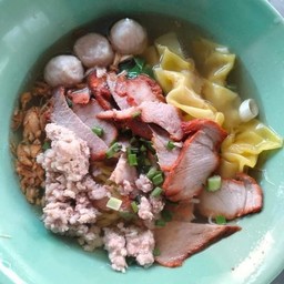 เส้นใหญ่เกี้ยวหมูแดง