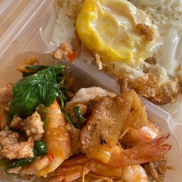 ข้าวกะเพรากุ้งกากหมู ว้าวววว จุใจ