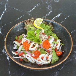 ยำปลาหมึกไข่แดงเค็ม