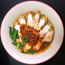 บะหมี่ต้มยำหมูกรอบ
