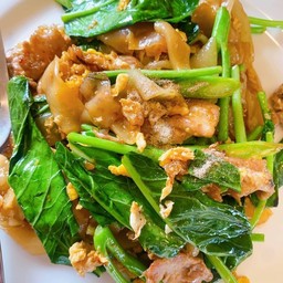 เส้นใหญ่ ผัดซีอิ๊วว หมู จ้ะ