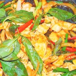 ผัดพริกเผาใส่โหระพา ราดข้าว