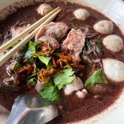 เส้นใหญ่น้ำตก