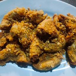 ใส้อ่อนทอดกระเทียม