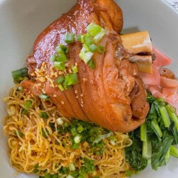 บะหมี่ขาหมูยกขา