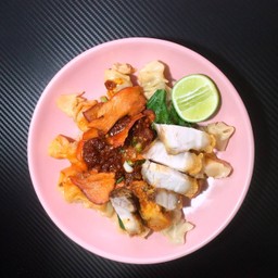 เกี๊ยวต้มยำหมูแดง&หมูกรอบ