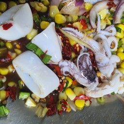 ยำปลาหมึกข้าวโพดโพ