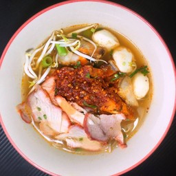 ก๋วยเตี๋ยวต้มยำน้ำ(หมูกรอบ&หมูแดง)