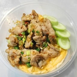 ข้าวไข่ข้นกะเพราหมูชิ้น