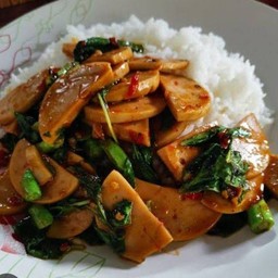 ผัดกระเพราหมูยอราดข้าว