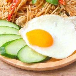 สปาเก็ตตี้กระเพราไก่ไข่ดาว