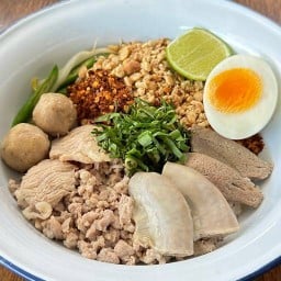 ก๋วยเตี๋ยวไทยโบราณแม่พลอย แบริ่ง