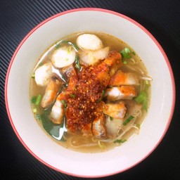 ก๋วยเตี๋ยวต้มยำน้ำ(หมูกรอบ)