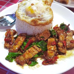 กระเพราหมูกรอบ