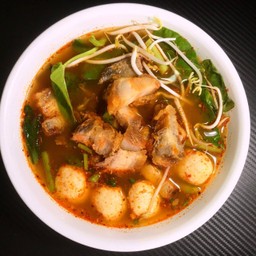 เกาเหลาต้มยำ หมูกรอบ