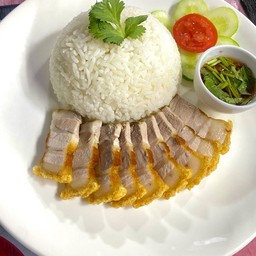 ข้าวหมูกรอบน้ำจิ้มหวาน