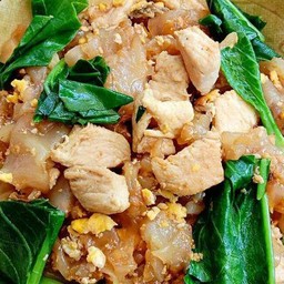 ผัดซีอิ้วเส้นใหญ่ไก่