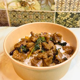 ข้าวกะเพราเนื้อAUพริกแห้งเผ็ดร้อน (Beef Basil Stir Fry)