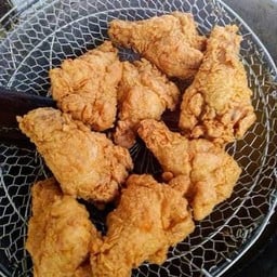 ปีกไก่น่องไก่ทอดคละ 3 ชิ้น