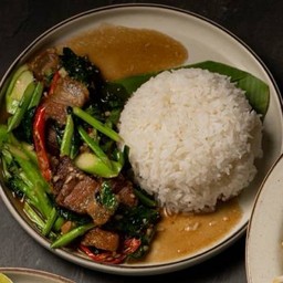 คะน้าหมูกรอบราดข้าว (Chinese Kale and Crispy Pork with Rice)