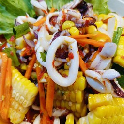ยำข้าวโพดหมึกสด