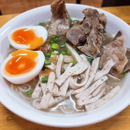 ก๋วยจั๊บกระดูกหมูใส่ไข่