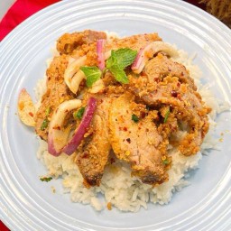 ข้าวยำคอหมูทอดกรอบ